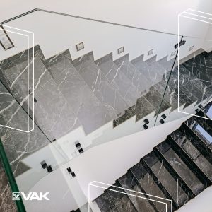 Sklenené schodiskové zábradlie interiér