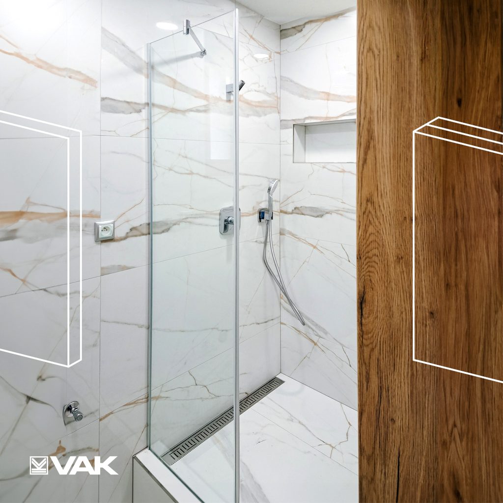 Moderná kúpeľňa so sklenenou sprchovou zástenou na mieru - VAK