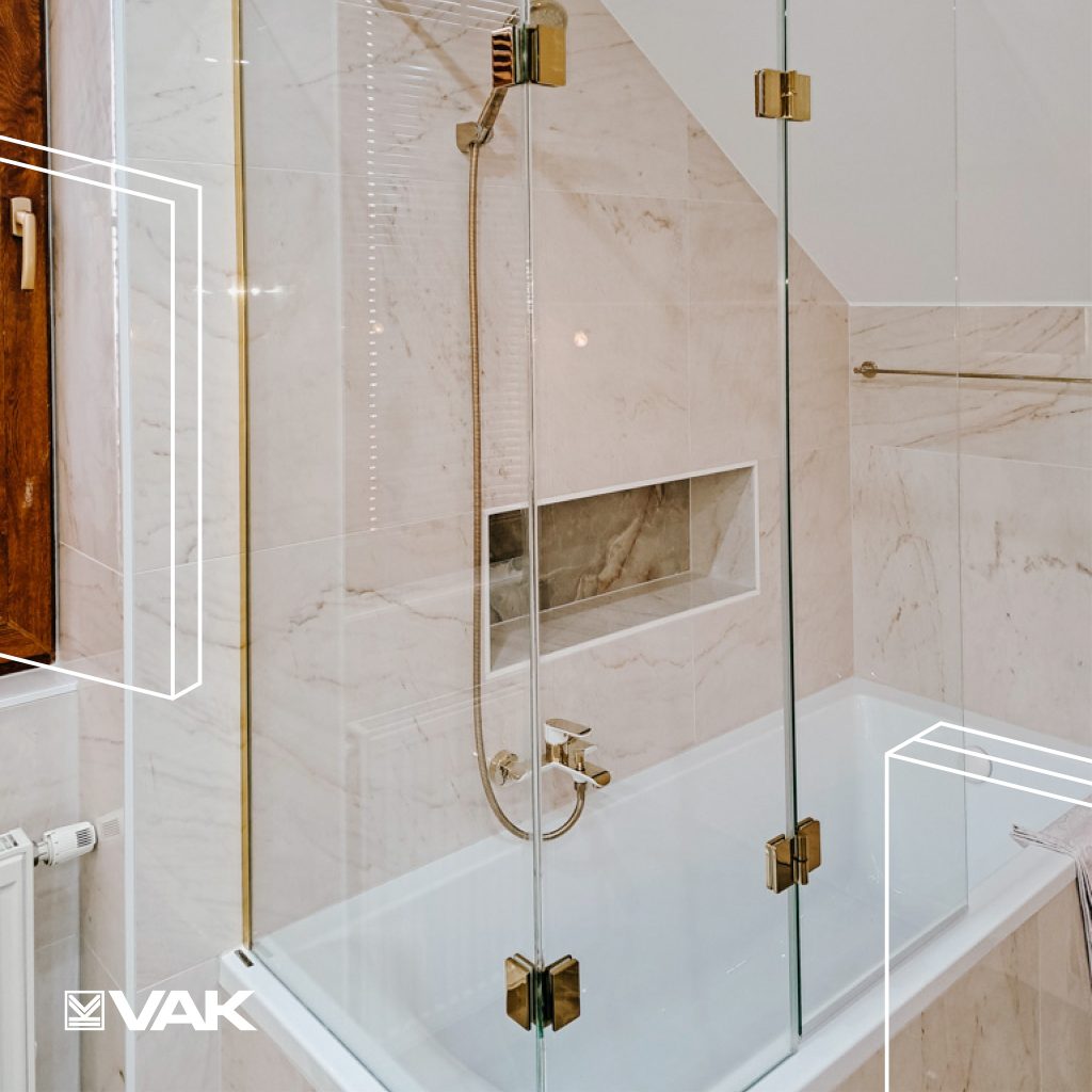 Nová sklenená zástena so zlatým kovaním vo vašej kúpeľni - VAK