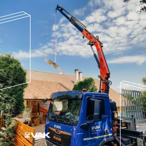 Montáž sklenej strechy v náročnom teréne s hydraulickou rukou