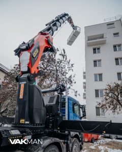 Osadzovanie balkóna vo výške s profesionálnou technikou