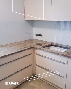 Sklenená zástena do kuchyne na mieru s výrezmi na zásuvky
