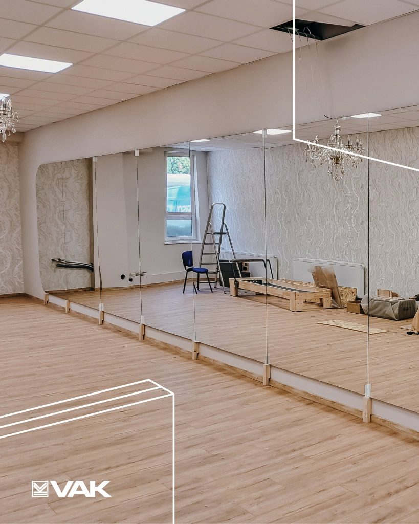 Zrkadlová stena na mieru z veľkoformátových zrkadiel v tanečnej sále alebo fitnes centre