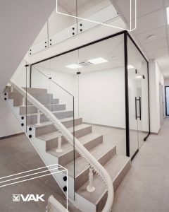 Sklenené prvky do kliniky na mieru so zábradlím, priečkami a dverami v modernom interiéri